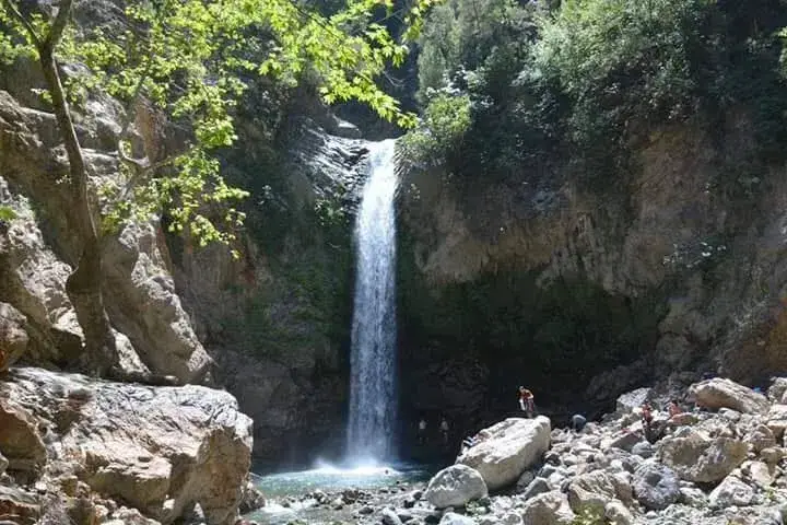 Karacay Şelalesi Yuzme ve Piknik